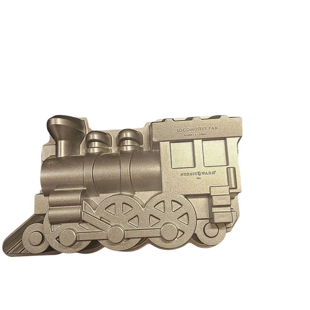 Nordic Ware Locomotive Pan Train Birthday Cake Heavy Cast Aluminum Train